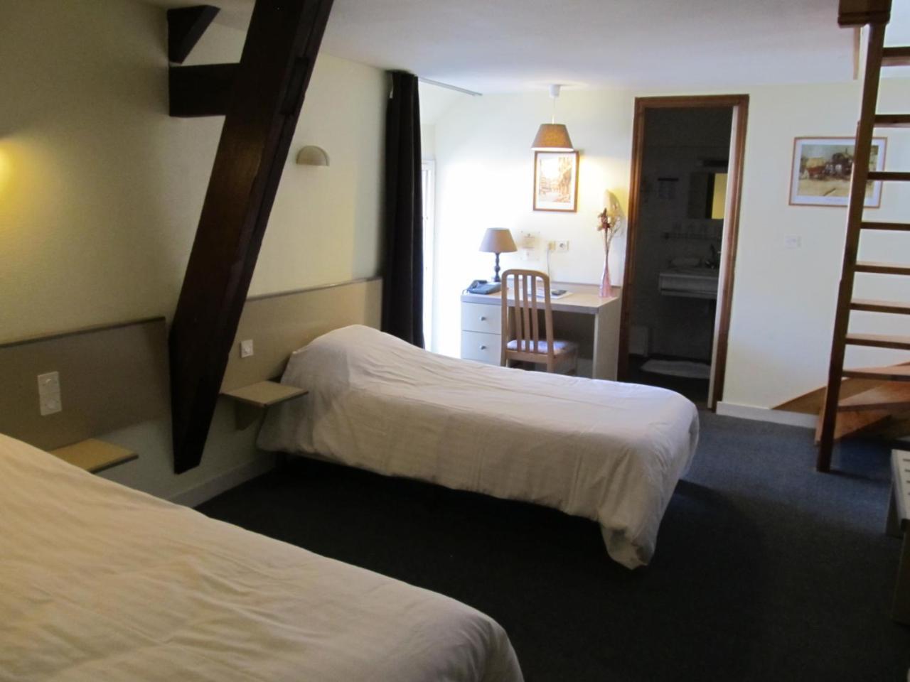 Hotel La Quebecoise Динан Экстерьер фото